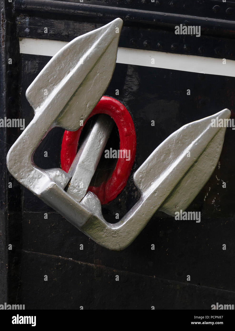 Silber lackiert Anker auf ein altes Frachtschiff Stockfoto