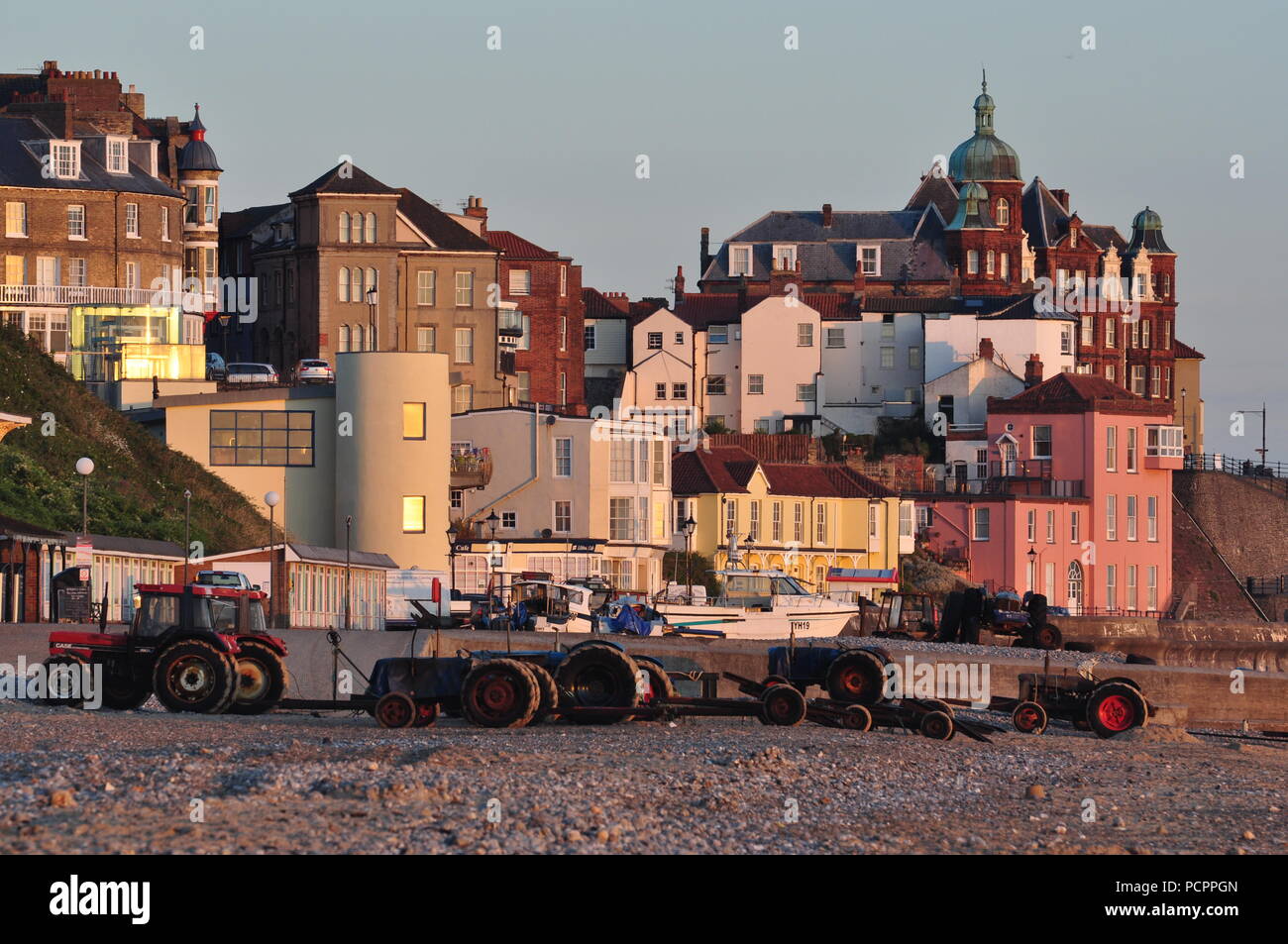 Cromer Strandpromenade mit Krabben Bootsanhänger und Traktoren in der frühen Sommermorgen, Norfolk, England Großbritannien Stockfoto