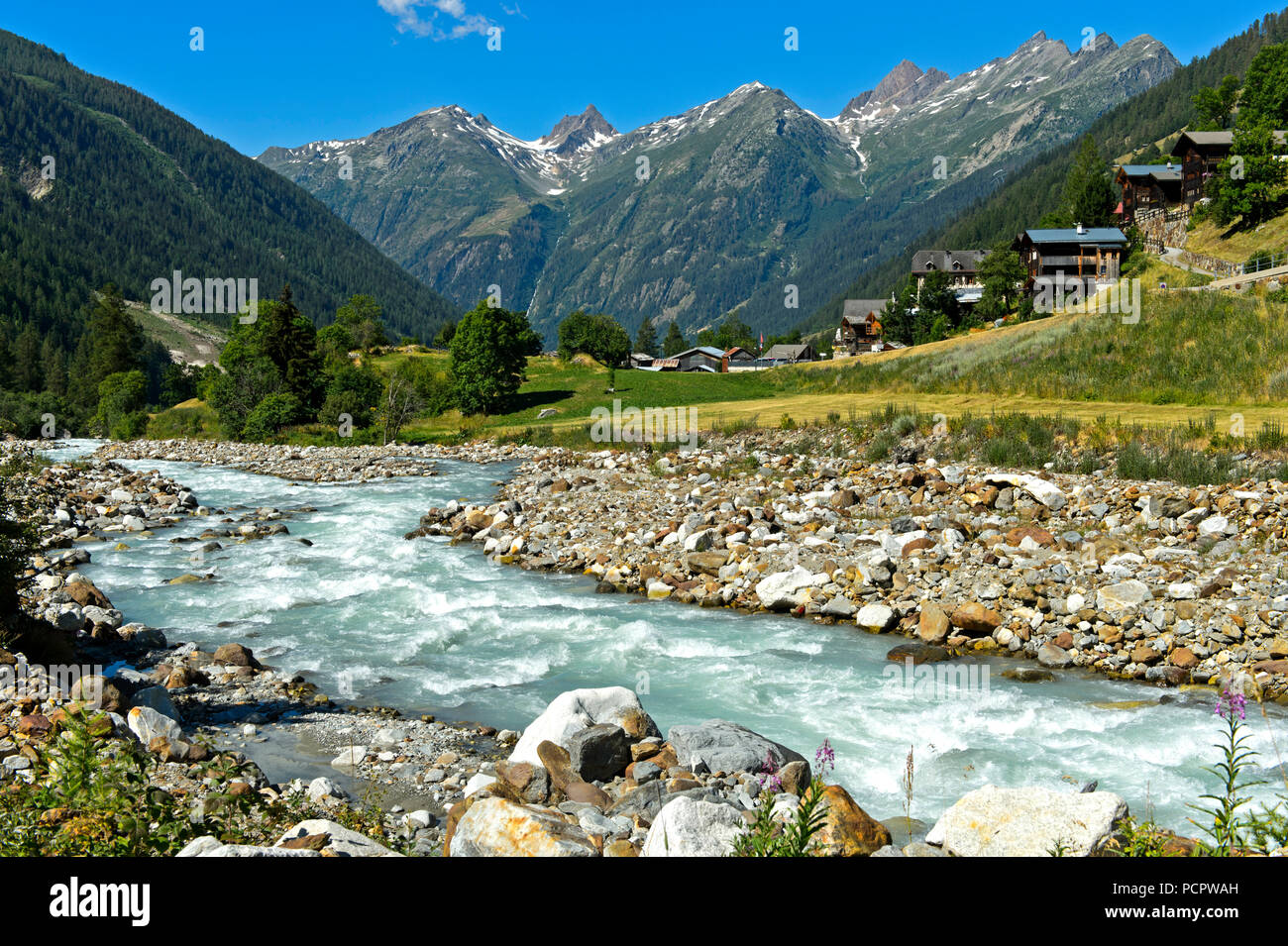 Bett der mountain river Lonza in der Nähe des Weilers Ried, Blatten, Lötschental Tal, Schweiz Stockfoto