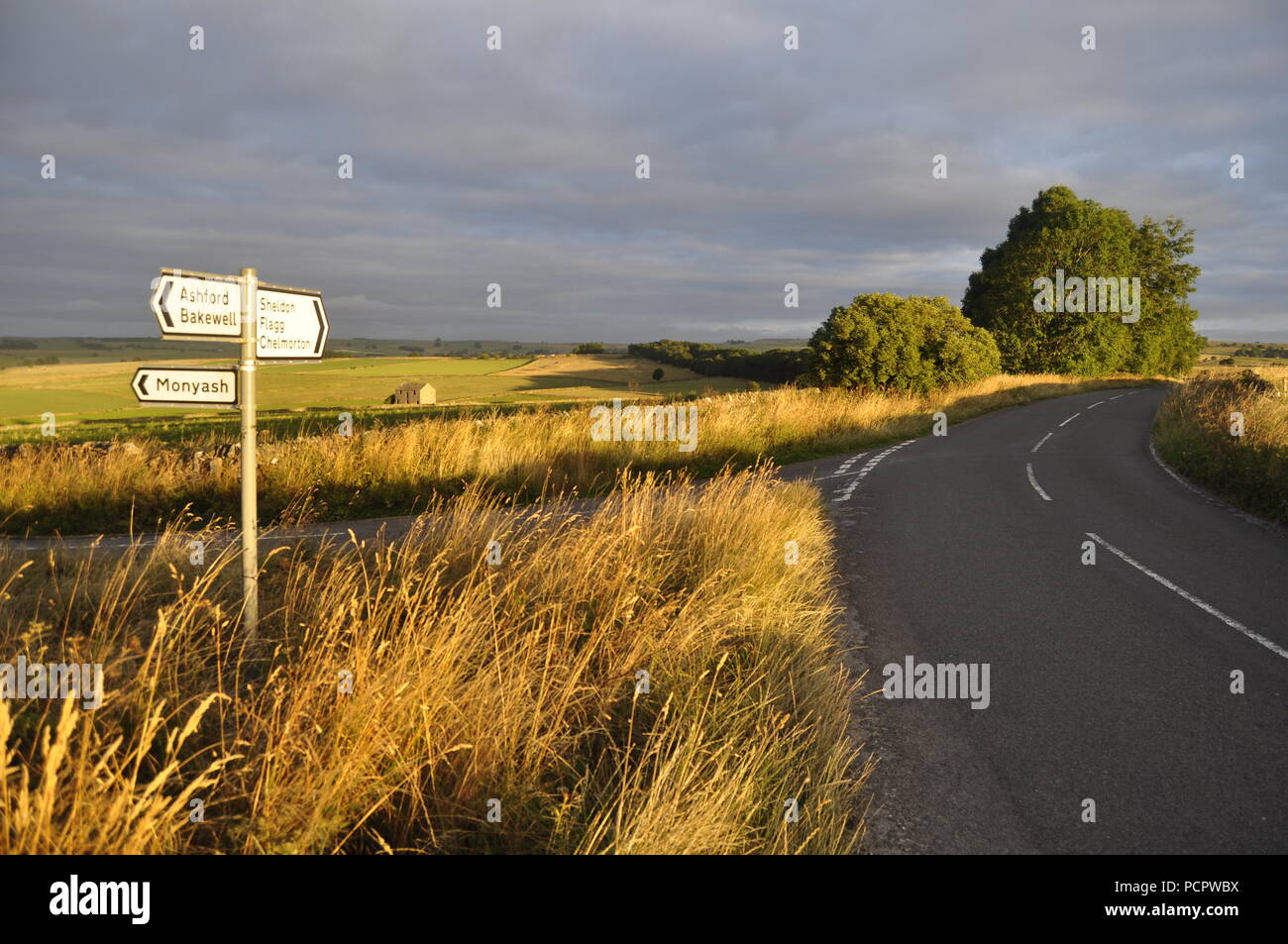 Kreuzung bei Ordnance Survey grid 169678 nord-östlich von Monyash und westlich von Bakewell in The Derbyshire Peak District, England Großbritannien Stockfoto