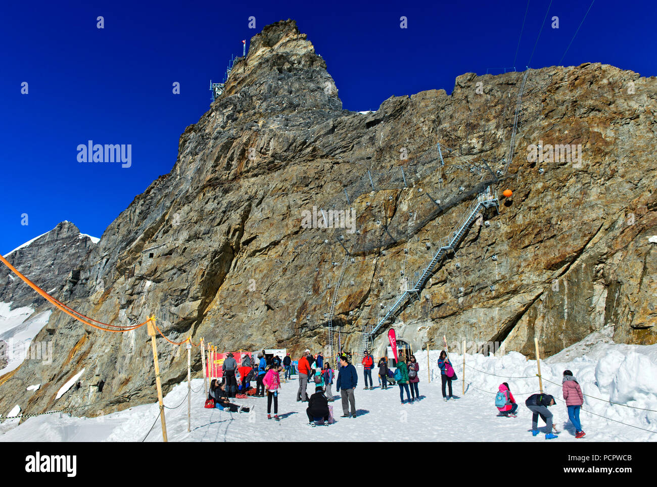 An einem heißen Sommertag, Touristen genießen Schnee auf 3466 Meter über dem Meeresspiegel auf dem Jungfraujoch, Grindelwald, Berner Alpen, Schweiz Stockfoto