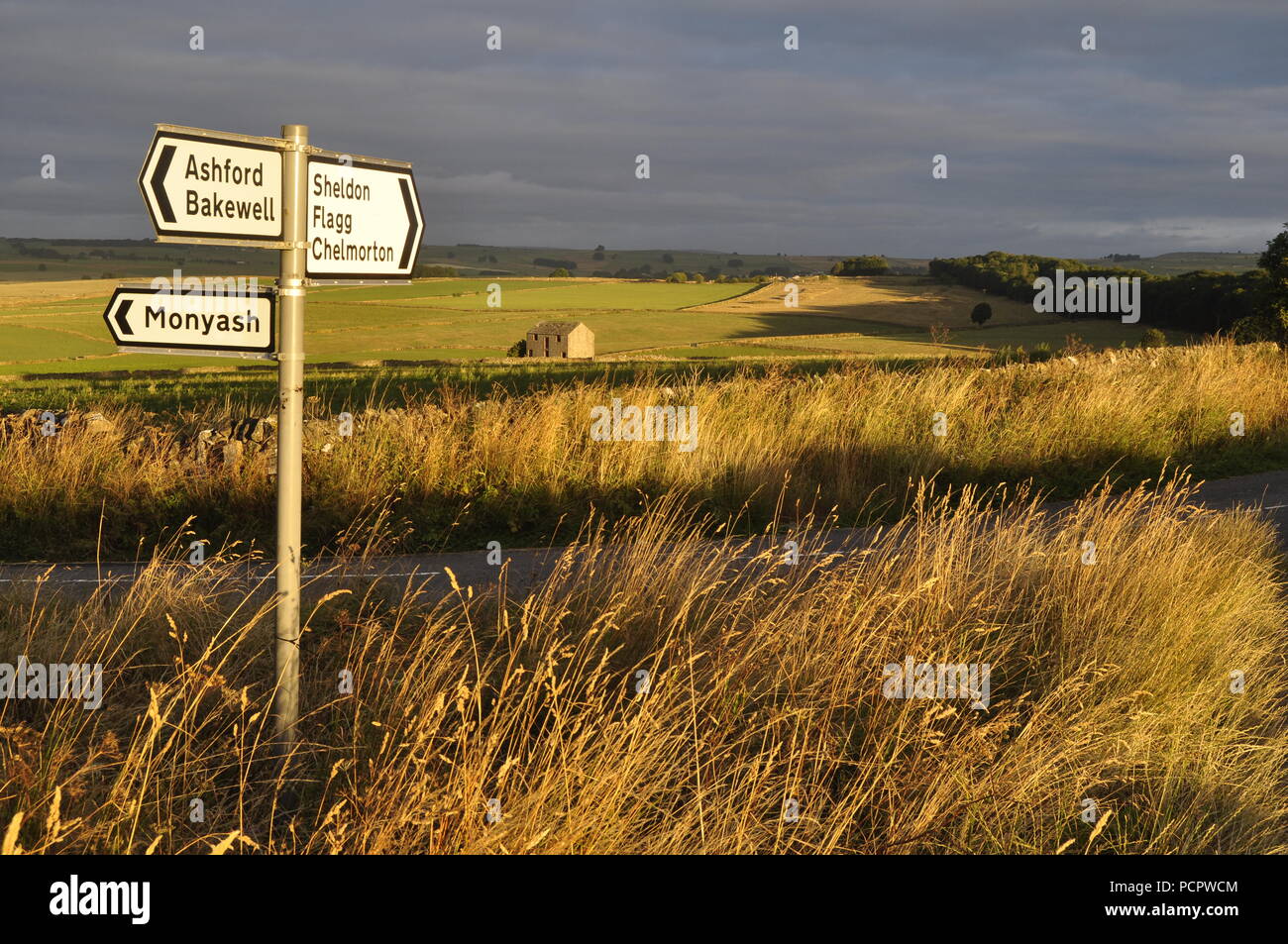 Kreuzung bei Ordnance Survey grid 169678 nord-östlich von Monyash und westlich von Bakewell in The Derbyshire Peak District, England Großbritannien Stockfoto