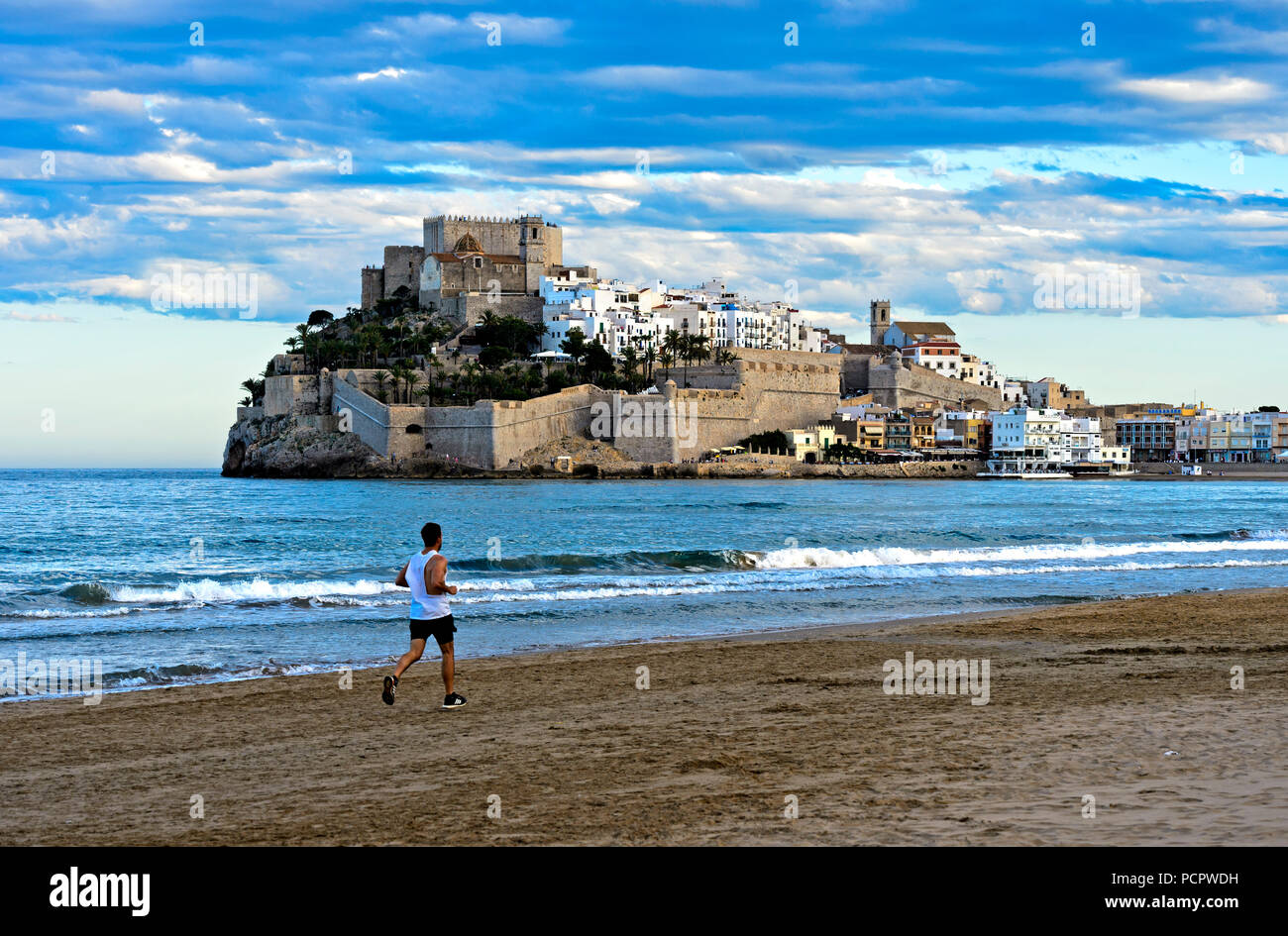 Läufer auf dem Strand vor der Burg von peníscola Peníscola, Costa del Azahar, Provinz Castellon, Spanien Stockfoto