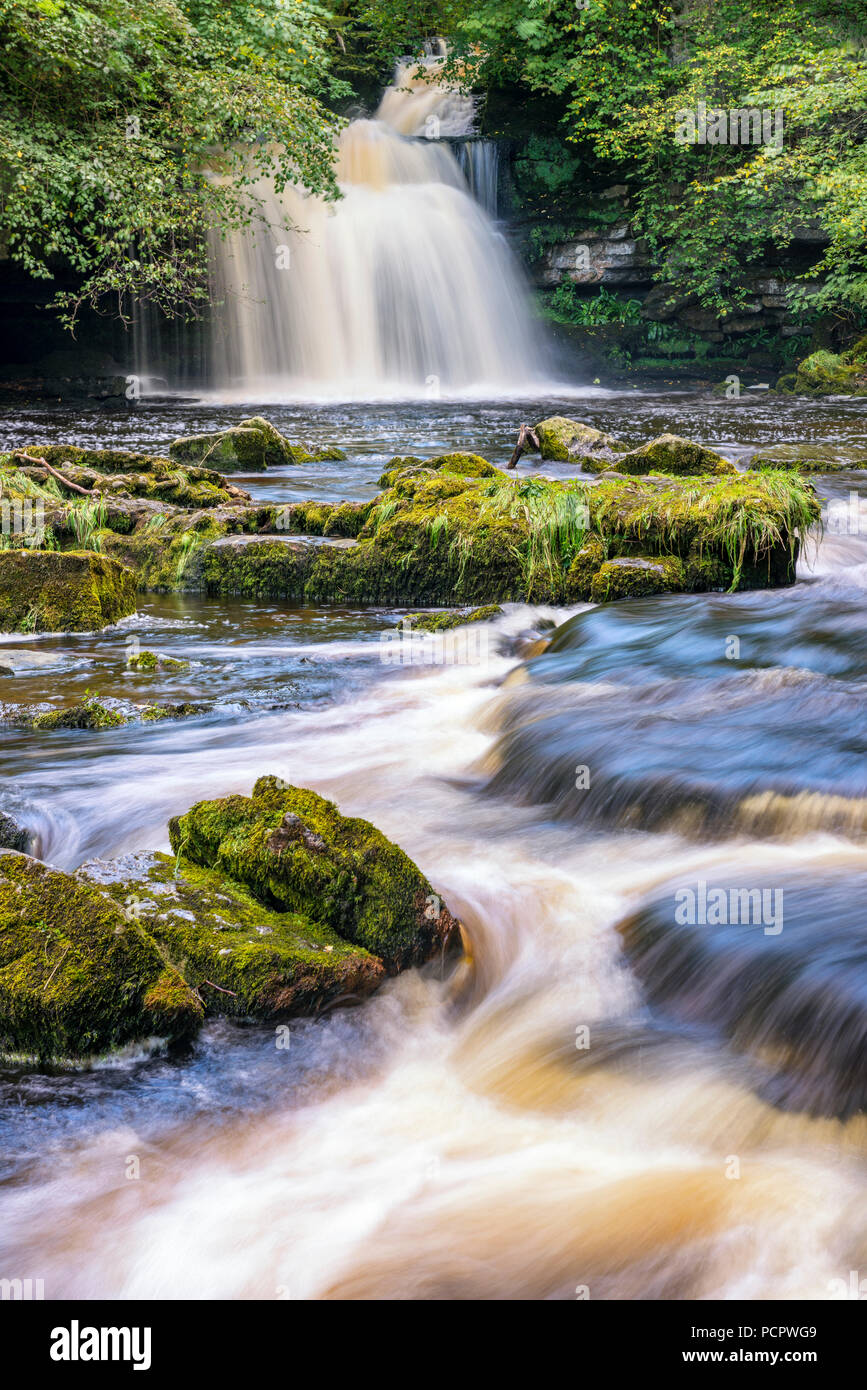 Kessel fällt bei dem hübschen Dorf West Burton in den Yorkshire Dales Stockfoto