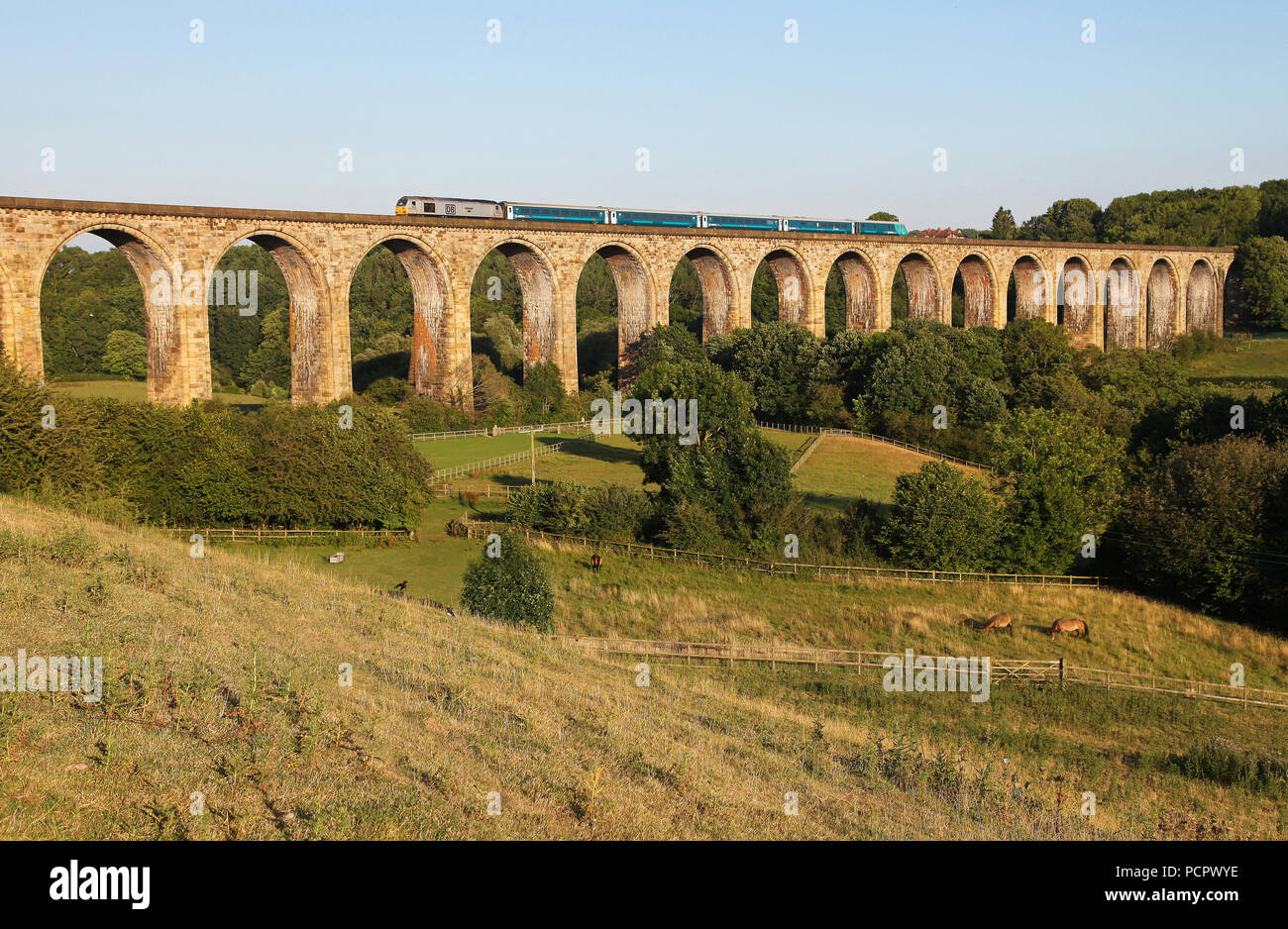 67029 Köpfe über Cefn-Mawr Viadukt am 24.7.17 mit 1 W 96 1716 Cardiff Central nach Holyhead. Stockfoto