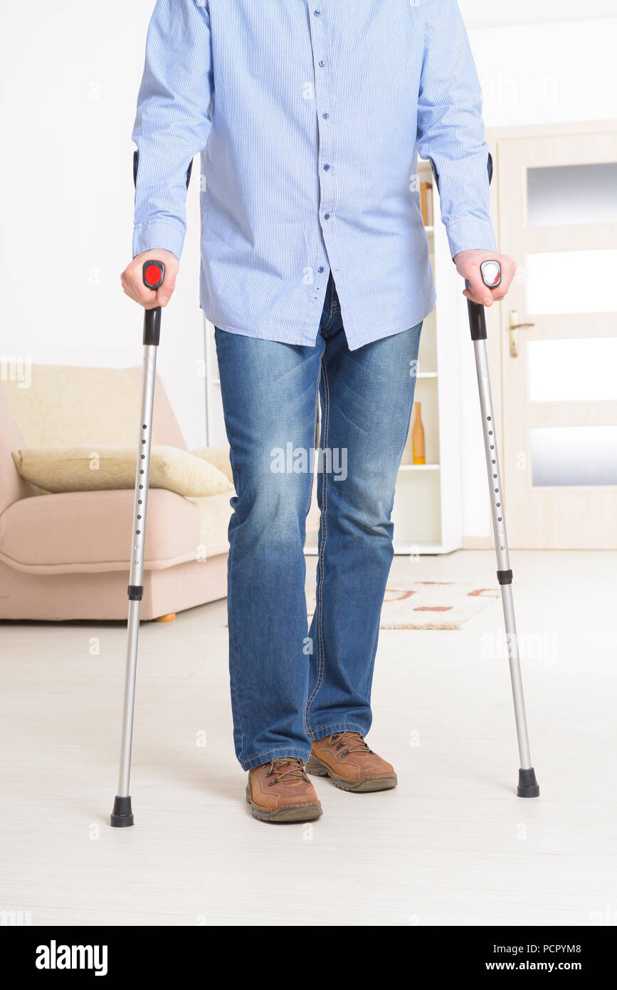 Mann mit krücken gehen Fotos und Bildmaterial in hoher Auflösung Alamy