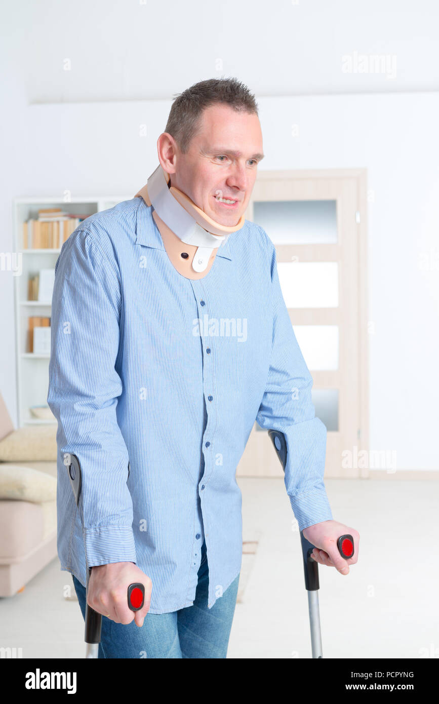 Menschen gehen mit Krücken, Rehabilitation nach Verletzungen Stockfoto