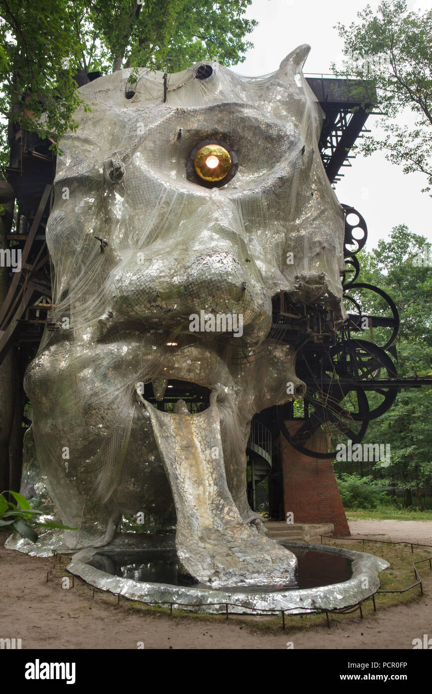 Monumentale kinetische Skulptur Le Cyclop von Schweizer Bildhauer Jean Tinguely in Zusammenarbeit mit dem französischen Bildhauer Niki de Saint Phalle von 1969 bis 1994 im Wald ausgelegt neben dem Dorf von Milly-la-Forêt in Essonne, Region Île-de-France, Frankreich. Stockfoto