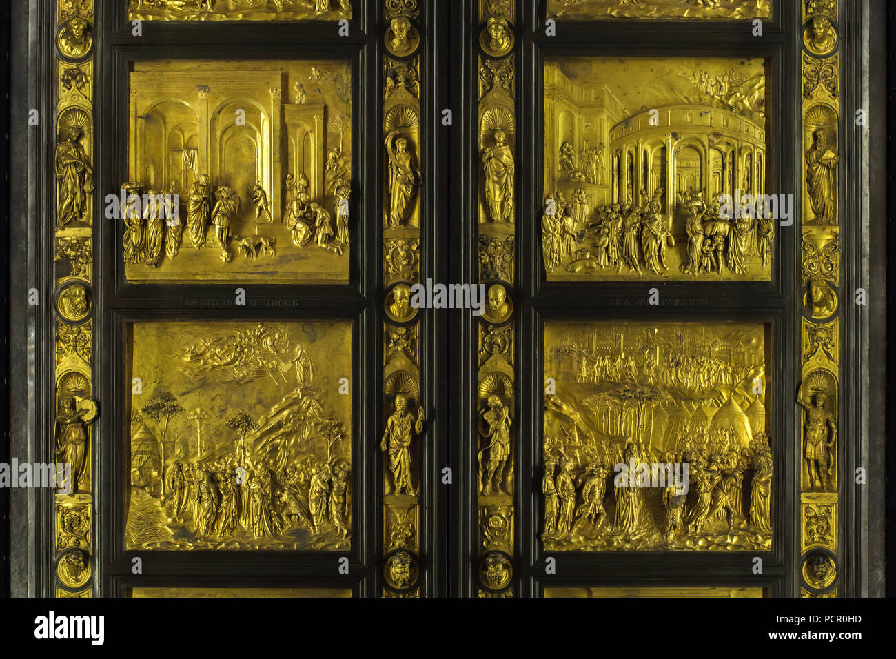 Detail der Pforten des Paradieses (Porta del Paradiso), entworfen von der italienischen Frührenaissance Bildhauer Lorenzo Ghiberti für die in Florenz Baptisterium (Battistero di San Giovanni), nun im Museo dell'Opera del Duomo (Museum der Werke der Dom von Florenz) in Florenz, Toskana, Italien. Die Geschichten von Jakob und Esau, Josef und seine Brüder, Mose und Josua sind in den Panels von links nach rechts, von oben nach unten dargestellt. Stockfoto