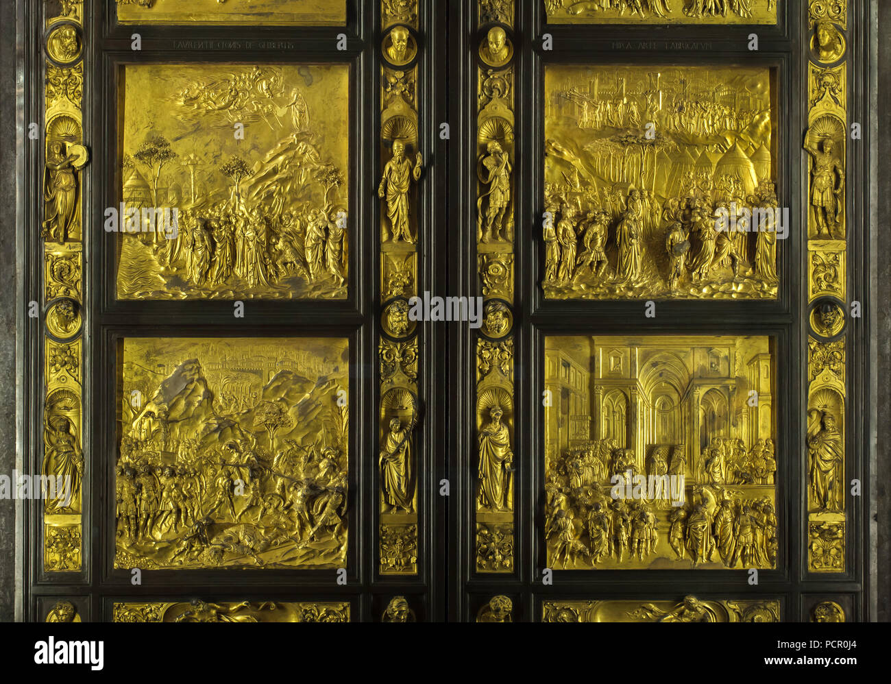 Detail der Pforten des Paradieses (Porta del Paradiso), entworfen von der italienischen Frührenaissance Bildhauer Lorenzo Ghiberti für die in Florenz Baptisterium (Battistero di San Giovanni), nun im Museo dell'Opera del Duomo (Museum der Werke der Dom von Florenz) in Florenz, Toskana, Italien. Die Geschichten, Mose, Josua, David und Goliath und der König Salomo und die Königin von Saba sind in den Panels von links nach rechts, von oben nach unten dargestellt. Stockfoto