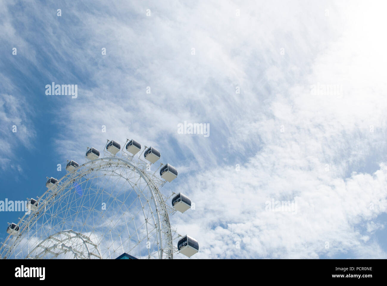 Riesenrad drehen mit blauen Himmel im Hintergrund. Konzept der Sommer- und Familienurlaub. Stockfoto