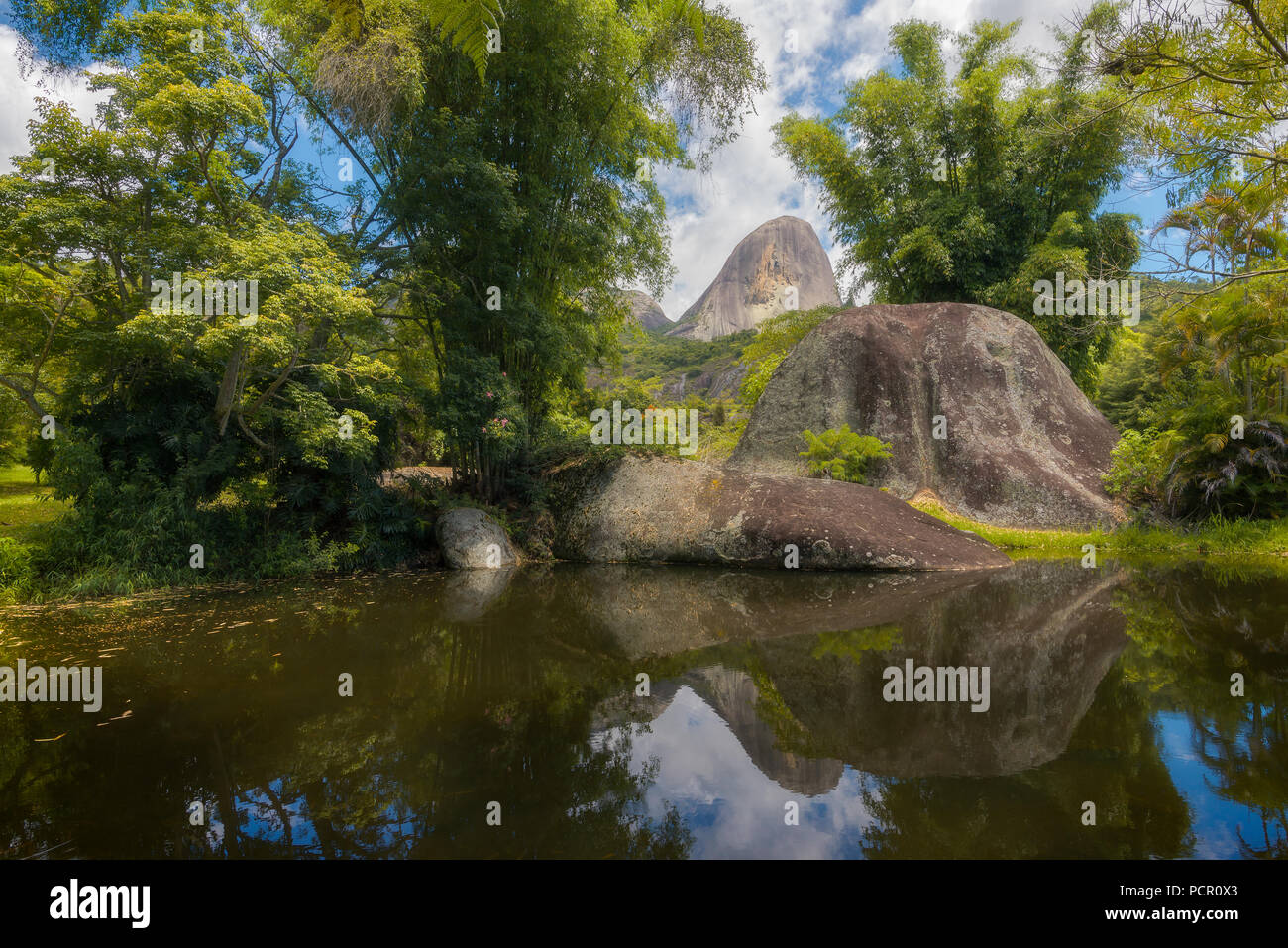 Pedra Azul durch liush Pflanzen und einem See eingerahmt. Espirito Santo, Brasilien. Stockfoto