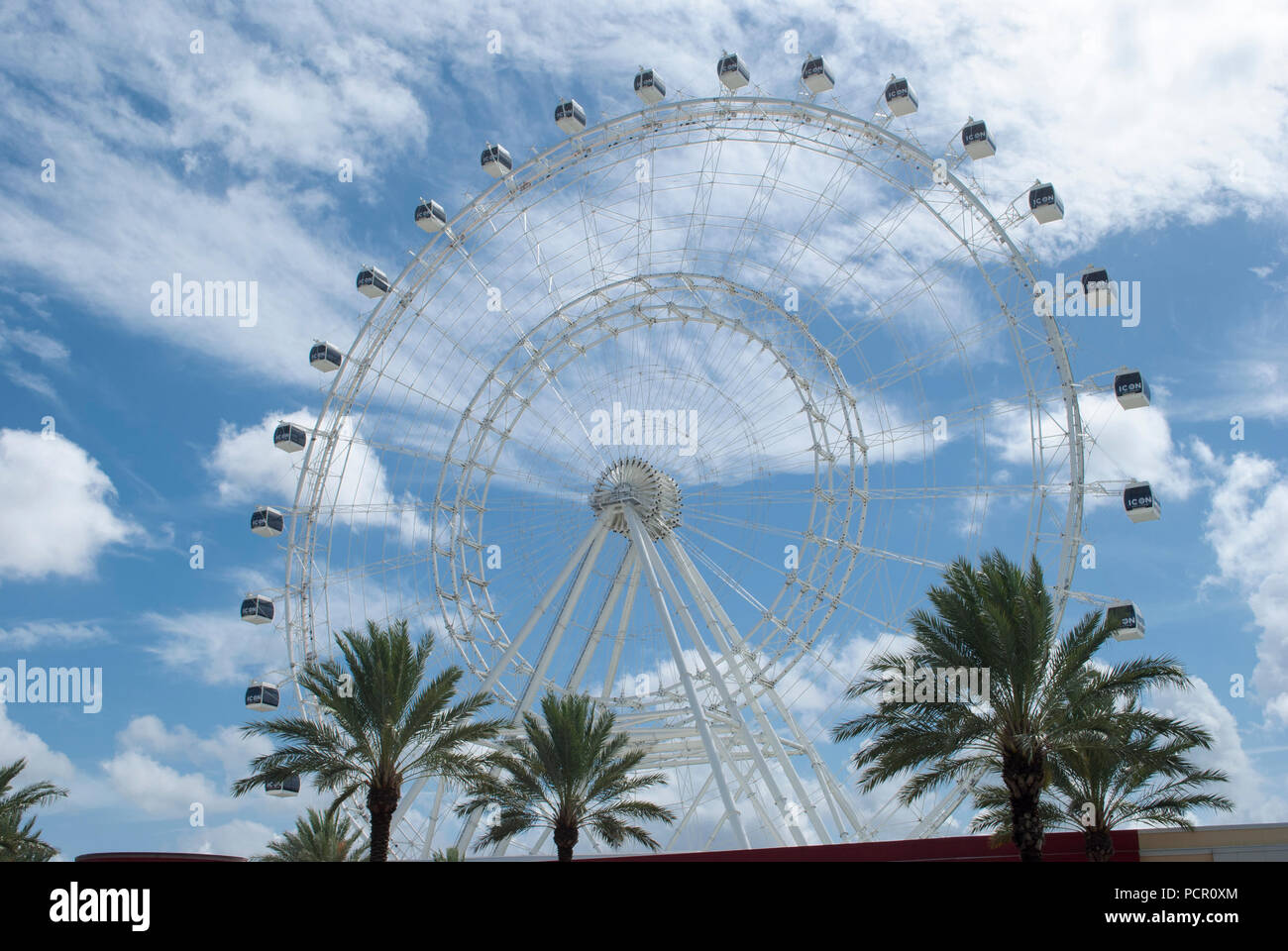 Riesenrad drehen mit blauen Himmel im Hintergrund. Konzept der Sommer- und Familienurlaub. Stockfoto