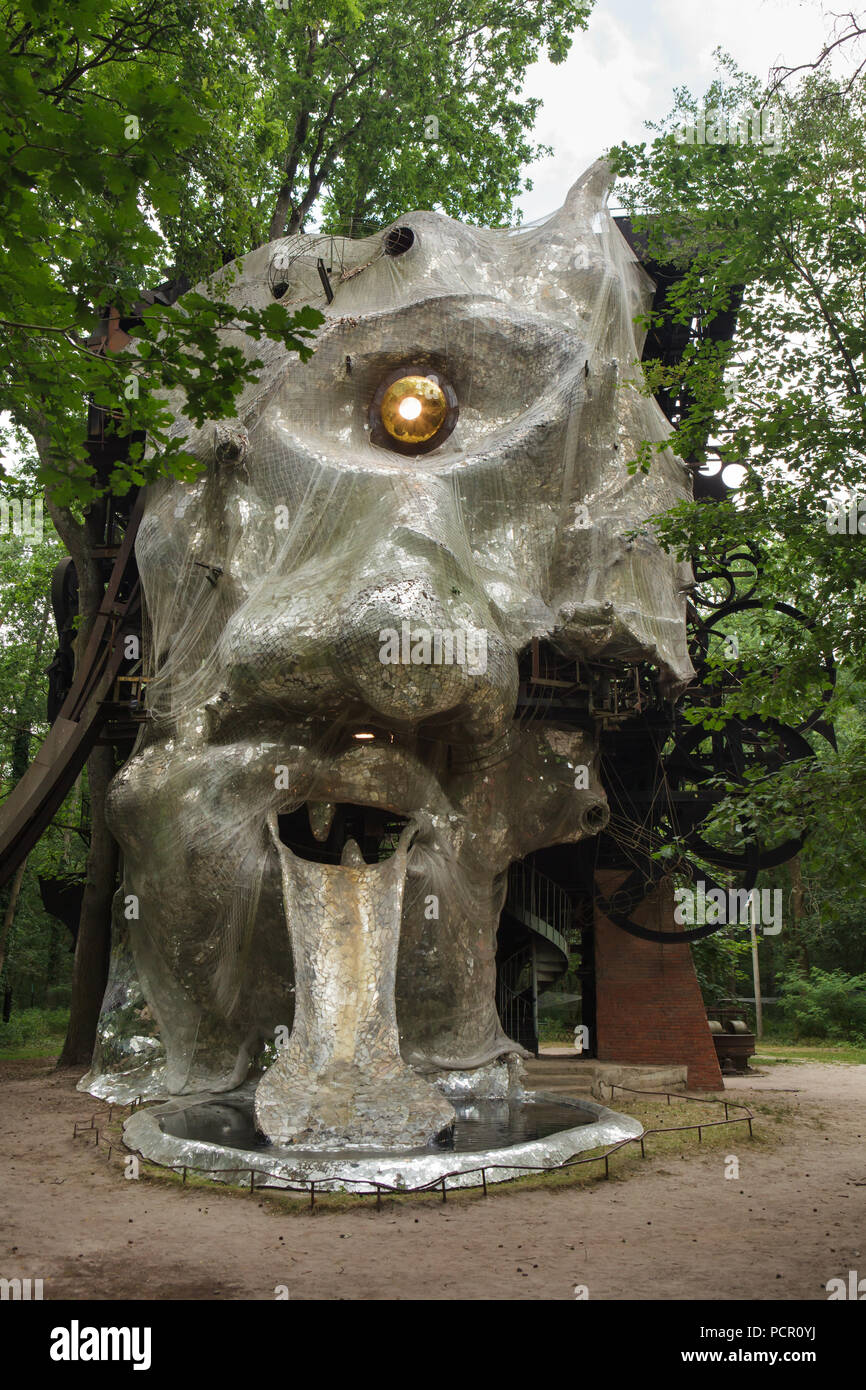 Monumentale kinetische Skulptur Le Cyclop von Schweizer Bildhauer Jean Tinguely in Zusammenarbeit mit dem französischen Bildhauer Niki de Saint Phalle von 1969 bis 1994 im Wald ausgelegt neben dem Dorf von Milly-la-Forêt in Essonne, Region Île-de-France, Frankreich. Stockfoto