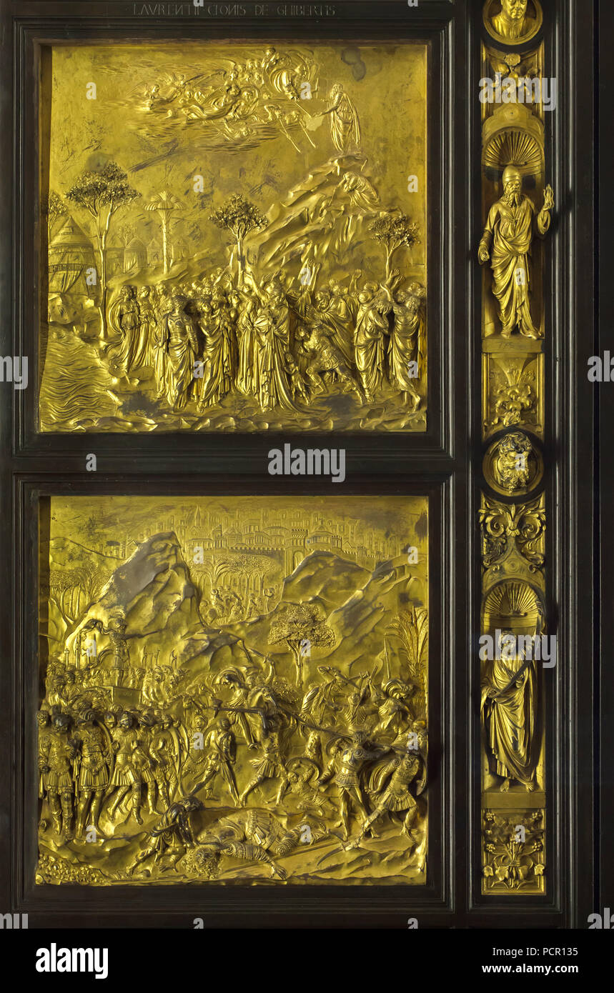 Geschichte von Moses (oben) und die Geschichte von David und Goliath (unten) dargestellt in den Panels aus vergoldeter Bronze die Tore des Paradieses (Porta del Paradiso), entworfen von der italienischen Frührenaissance Bildhauer Lorenzo Ghiberti für die in Florenz Baptisterium (Battistero di San Giovanni), nun im Museo dell'Opera del Duomo (Museum der Werke der Dom von Florenz) in Florenz, Toskana, Italien. Die Israeliten das Rote Meer überqueren (L) und Moses empfängt die Zehn Gebote von Gott auf dem Berg Sinai (oben) in der Leiste oben abgebildet sind. Stockfoto