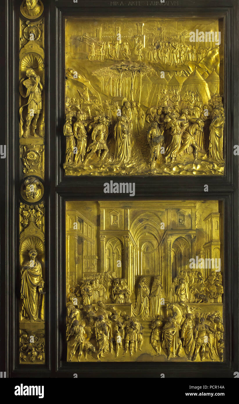 Geschichte von Josua (oben) und der König Salomo und die Königin von Saba (unten) in den Panels aus vergoldeter Bronze die Tore des Paradieses (Porta del Paradiso), entworfen von der italienischen Frührenaissance Bildhauer Lorenzo Ghiberti für die in Florenz Baptisterium (Battistero di San Giovanni) dargestellt, nun im Museo dell'Opera del Duomo (Museum der Werke der Dom von Florenz) in Florenz, Toskana, Italien. Die Israeliten den Jordan River (unten) und der Kampf um Jericho (oben) sind im Fenster dargestellt. Stockfoto