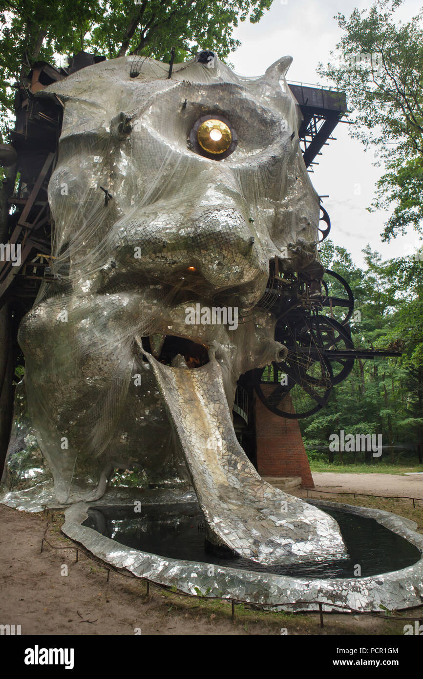 Monumentale kinetische Skulptur Le Cyclop von Schweizer Bildhauer Jean Tinguely in Zusammenarbeit mit dem französischen Bildhauer Niki de Saint Phalle von 1969 bis 1994 im Wald ausgelegt neben dem Dorf von Milly-la-Forêt in Essonne, Region Île-de-France, Frankreich. Stockfoto