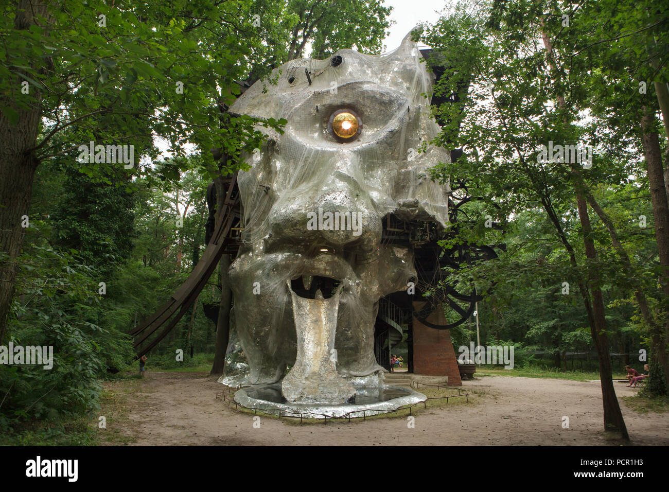 Monumentale kinetische Skulptur Le Cyclop von Schweizer Bildhauer Jean Tinguely in Zusammenarbeit mit dem französischen Bildhauer Niki de Saint Phalle von 1969 bis 1994 im Wald ausgelegt neben dem Dorf von Milly-la-Forêt in Essonne, Region Île-de-France, Frankreich. Stockfoto