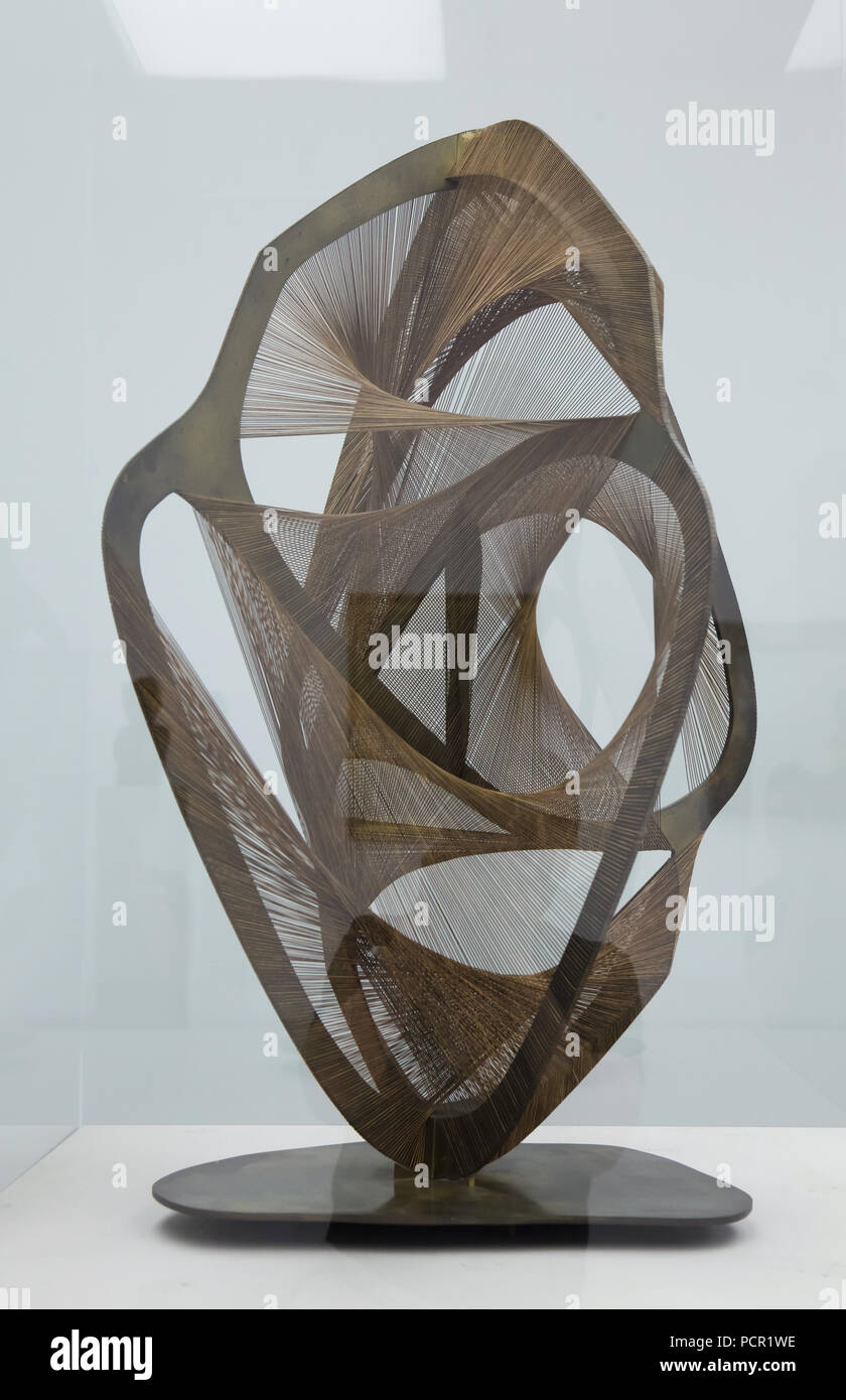 Lineare Konstruktion im Raum, Nr. 4 (1958-1959) von der Russischen Avantgarde Bildhauer Naum Gabo auf Anzeige in der Kunsthalle Mannheim Mannheim, Baden-Württemberg, Deutschland. Stockfoto