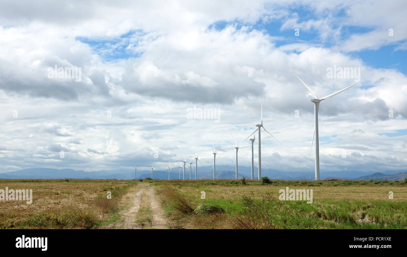 Windenergieanlagen gegen die ländliche Landschaft der zentralen Panama Stockfoto