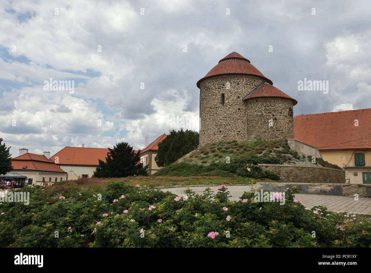 Rotunde der heiligen Katharina (Rundbau svaté Kateřiny), auch als Znojmo Rotunde (Znojemská Rotunde) in Znaim in Südmähren, Tschechien bekannt. Die romanische Rotunde ist berühmt für eines der am besten erhaltenen romanischen Fresken in der Tschechischen Republik aus dem 11. Jahrhundert. Stockfoto