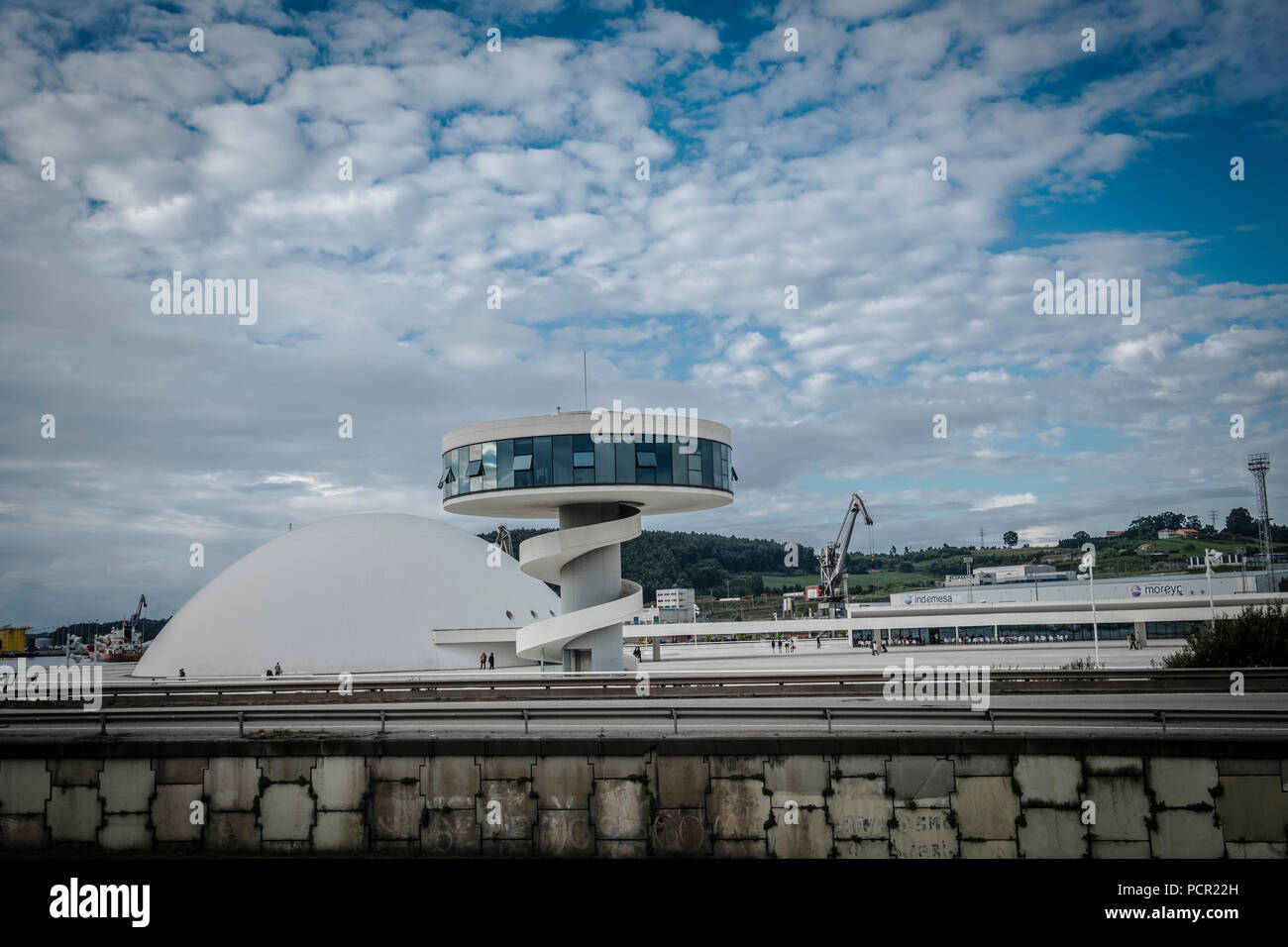 Anzeigen von Niemeyer Center Gebäude in Aviles. Das Kulturzentrum wurde von der brasilianische Architekt Oscar Niemeyer entworfen wurde. Stockfoto