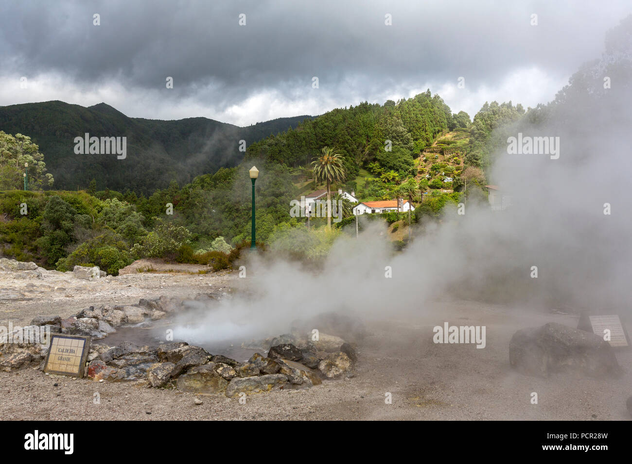 Caldeira Grande einer der vielen Geysire, heiße Quellen und Fumarolen im zentralen Dorf von Furnas, São Miguel, Azoren verstreut Stockfoto