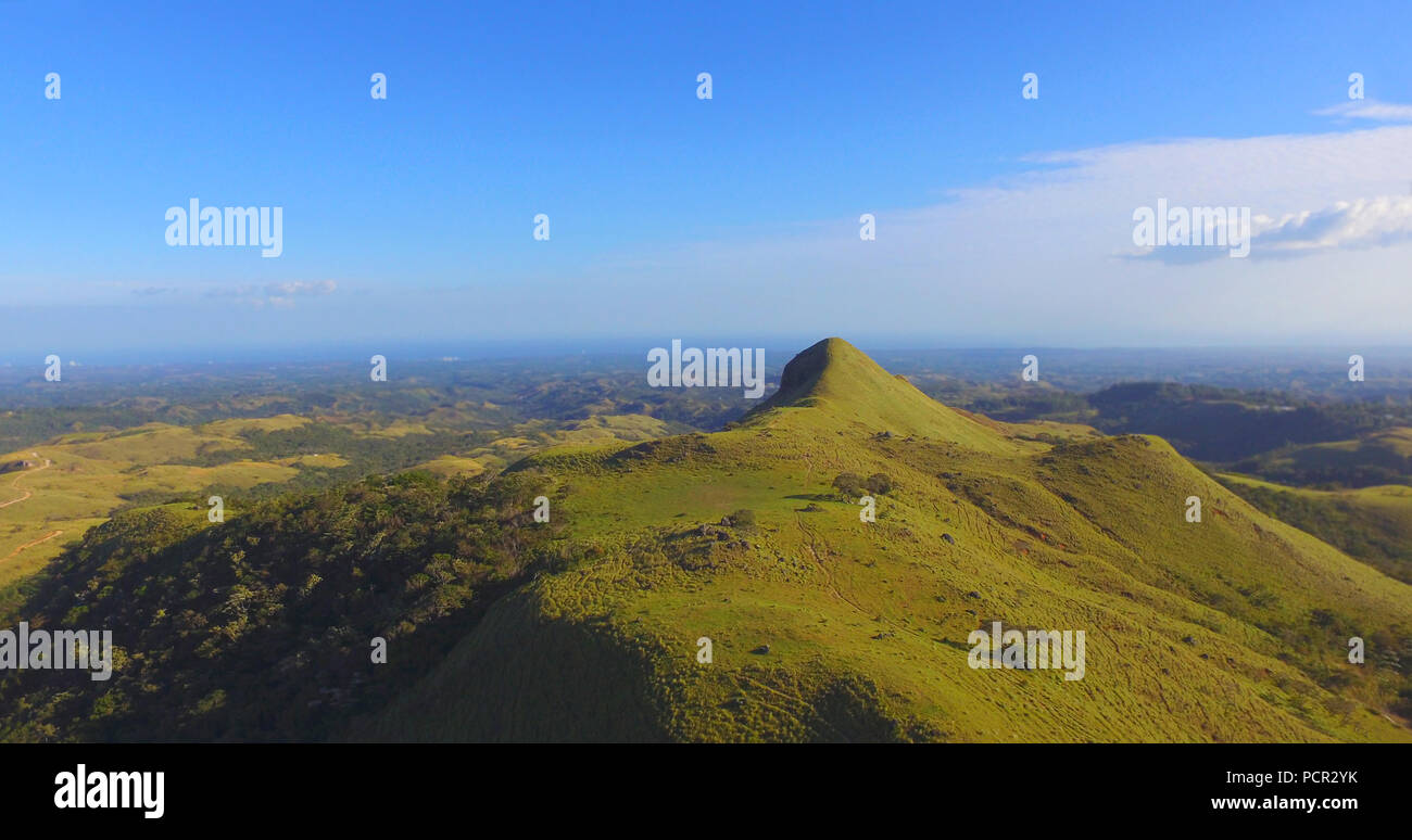 Schöne Luftaufnahme der zentralen Bergregion von Panama auf den Pazifischen Ozean auf der Suche Stockfoto