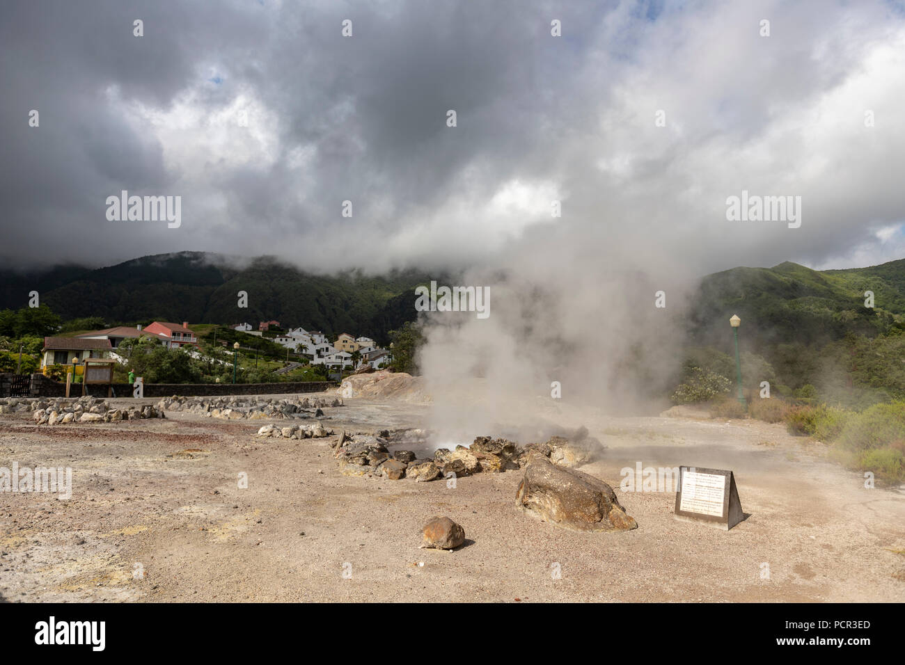 Viele Geysire, heiße Quellen und Fumarolen verstreut in der zentrale Dorf Furnas, São Miguel, Azoren Stockfoto