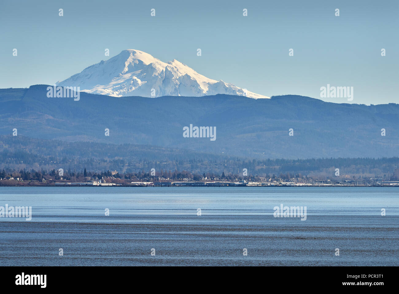 Mt Baker über Bellingham Bay, Washington. Mount Baker erhebt sich hinter Bellingham Bay im Bundesstaat Washington. Stockfoto