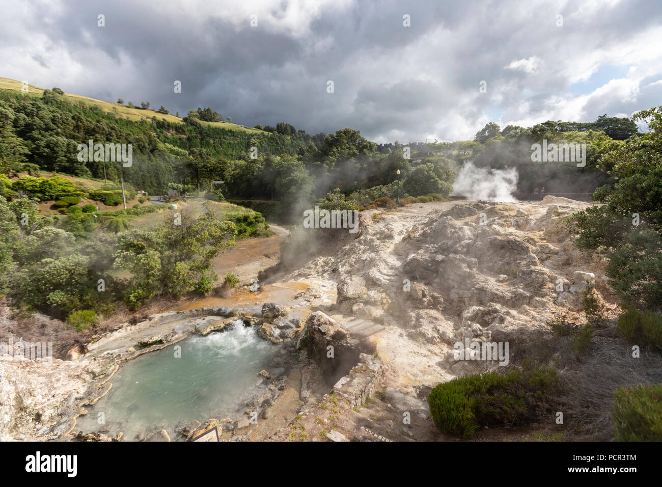 Viele Geysire, heiße Quellen und Fumarolen verstreut in der zentrale Dorf Furnas, São Miguel, Azoren Stockfoto
