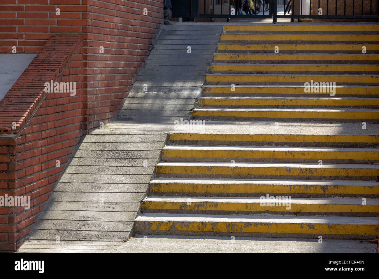 Frankreich, Toulouse - Dezember 9, 2018: Die Rampe für Radfahrer neben einer Treppe für Fußgänger. Stockfoto