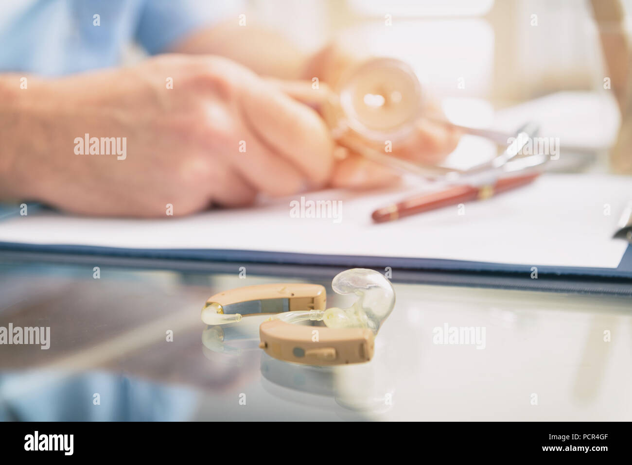 Arzt Akustiker und Hörgeräte auf einem Tisch Stockfoto
