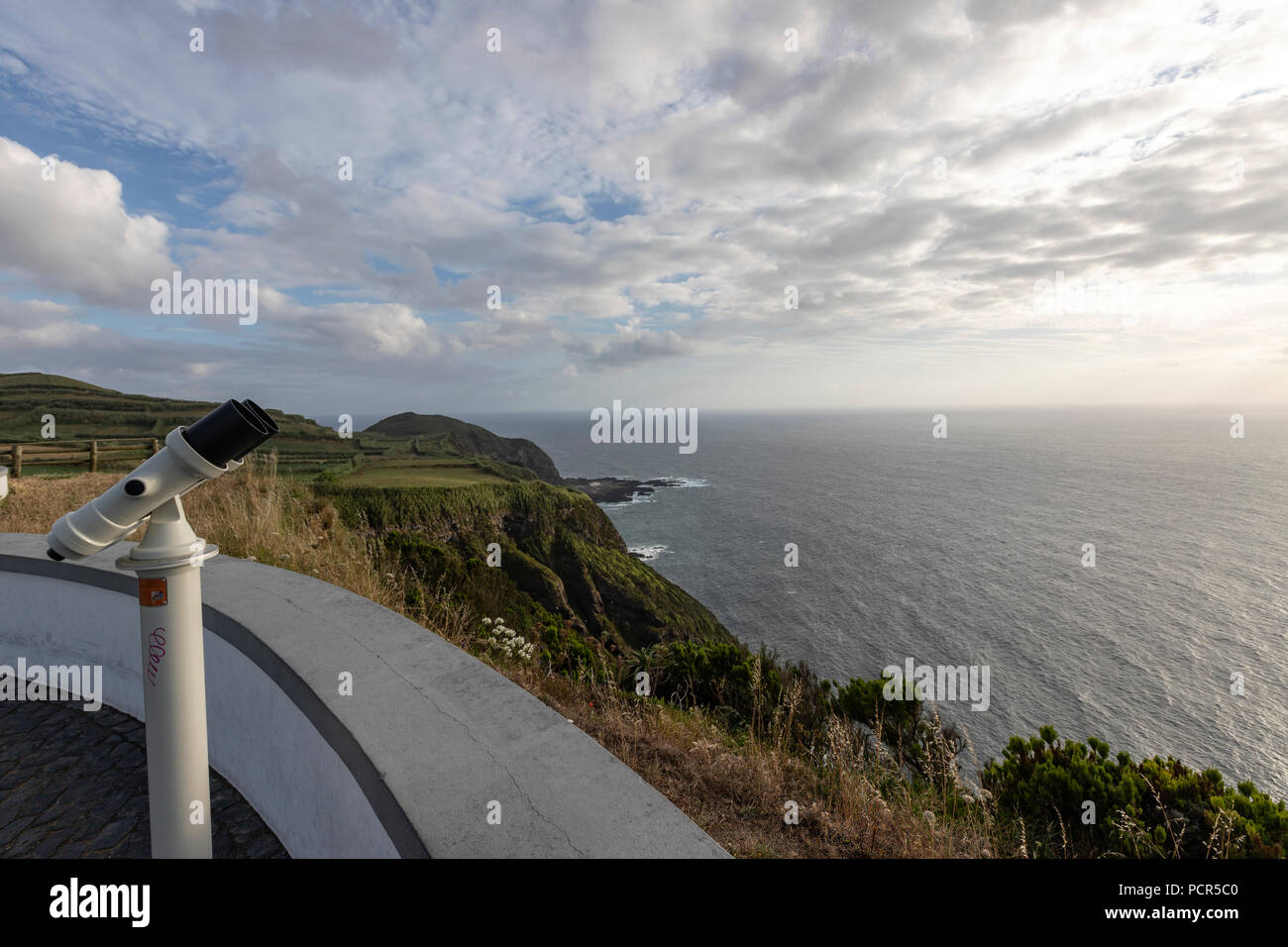 Binocular am Aussichtspunkt von Miradouro Da Ponta do Escalvado, Varzea, Sao Miguel, Azoren Binocular am Aussichtspunkt von Miradouro Da Ponta do Escalvado, Varzea, Sao Miguel, Azoren