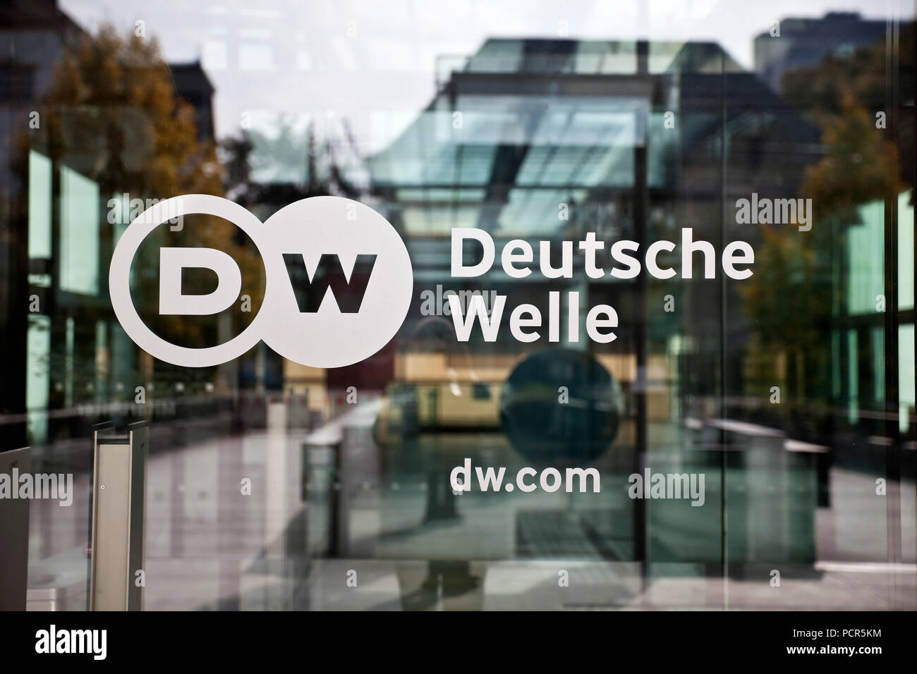 Logo der Deutschen Welle an der Glastür zum Sitz der Gesellschaft, Bonn, Nordrhein-Westfalen, Deutschland Stockfoto