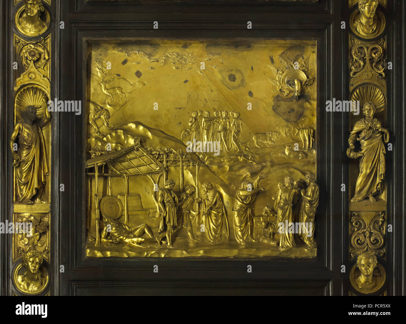 Geschichte von Noah in der Systemsteuerung aus vergoldeter Bronze die Tore des Paradieses (Porta del Paradiso), entworfen von der italienischen Frührenaissance Bildhauer Lorenzo Ghiberti für die in Florenz Baptisterium (Battistero di San Giovanni) dargestellt, nun im Museo dell'Opera del Duomo (Museum der Werke der Dom von Florenz) in Florenz, Toskana, Italien. Die Arche Noah (oben), der Trunkenheit Noahs (L) und das Opfer von Noah (R) sind im Fenster dargestellt. Stockfoto