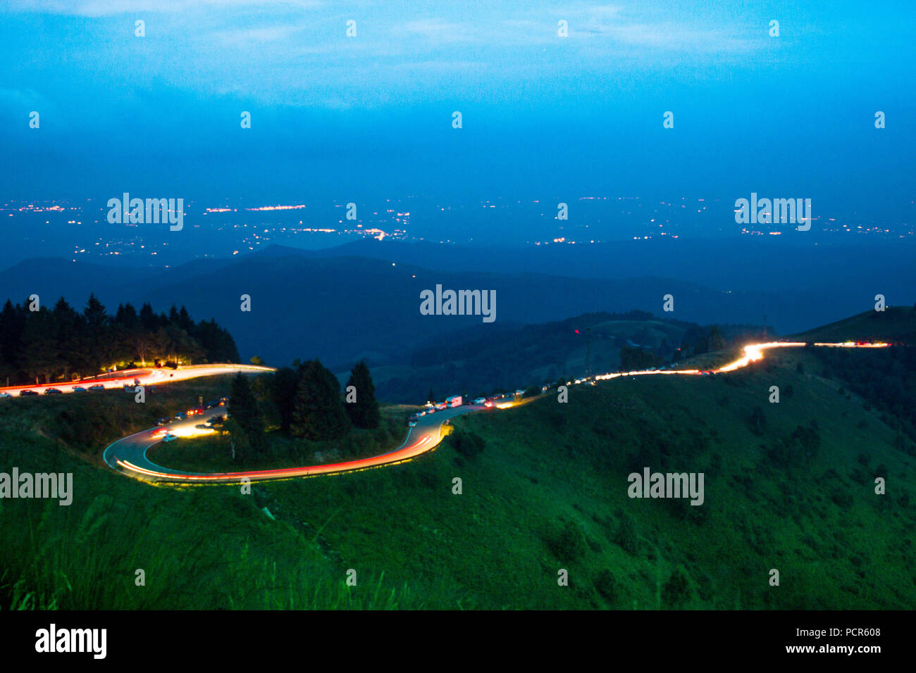 Autos leichte Wanderwege auf einem Berg Straße, auf den Berg Mottarone, Piemont, Italien schießen. Stockfoto