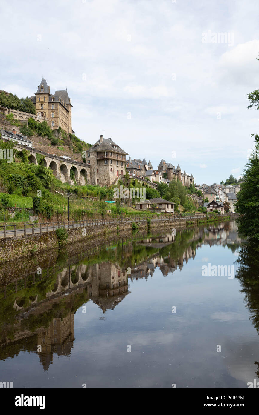 Frankreich, UZERCHE - Juli 12, 2018: Panorama der malerischen, mittelalterlichen Dorf mit dem Fluss Vezere davor. Stockfoto