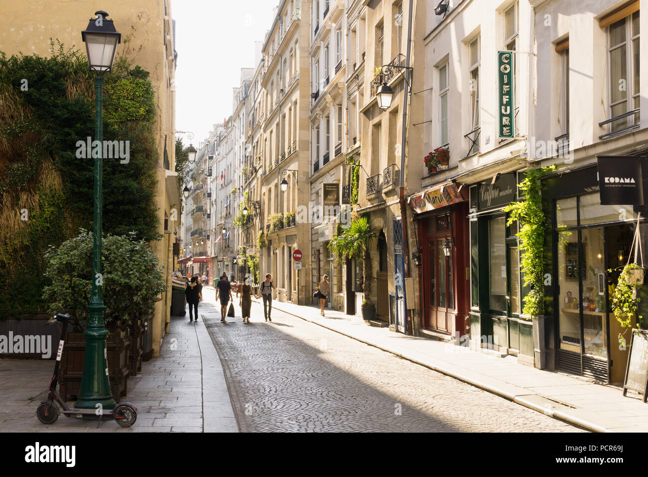 Pariser Straße 2. arrondissement Rue Tiqueton - eine typische Pariser Straße Rue Tiqueton am späten Nachmittag, Frankreich, Europa. Stockfoto