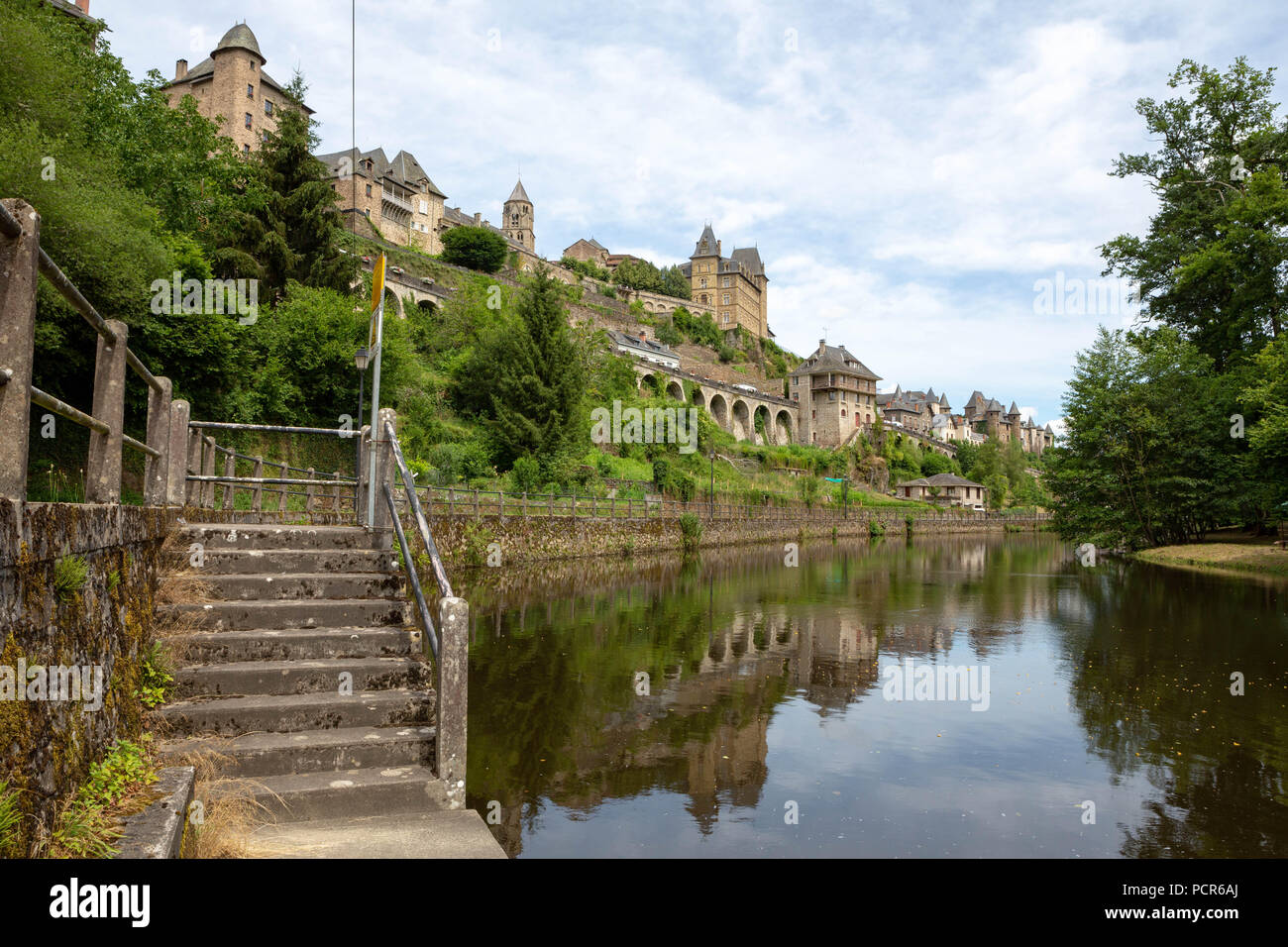 Frankreich, UZERCHE - Juli 12, 2018: Panorama der malerischen, mittelalterlichen Dorf mit dem Fluss Vezere davor. Stockfoto