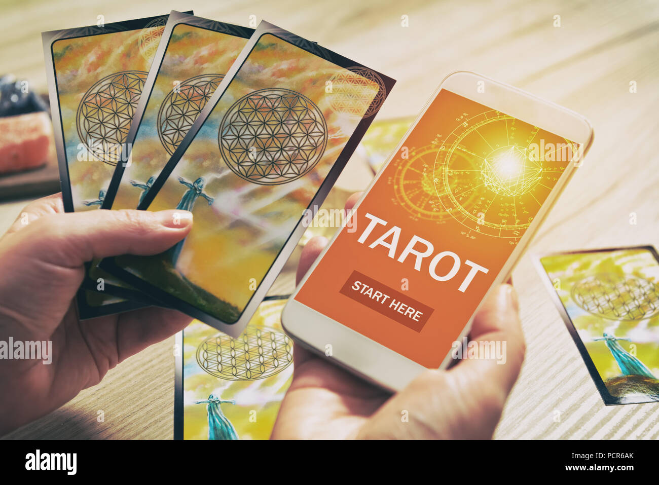 Tarot Karten und Smartphone mit modernen wahrsagen Anwendung auf dem Bildschirm als ein Konzept der psychischen Advisor oder neueste Methoden der Weissagung Stockfoto