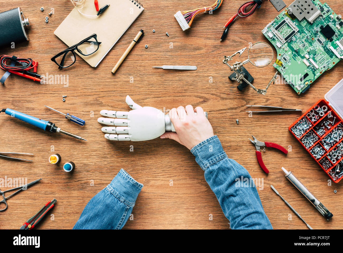 Zugeschnittenes Bild des Menschen mit amputierten Holding prothetischen Arm in der Hand Stockfoto
