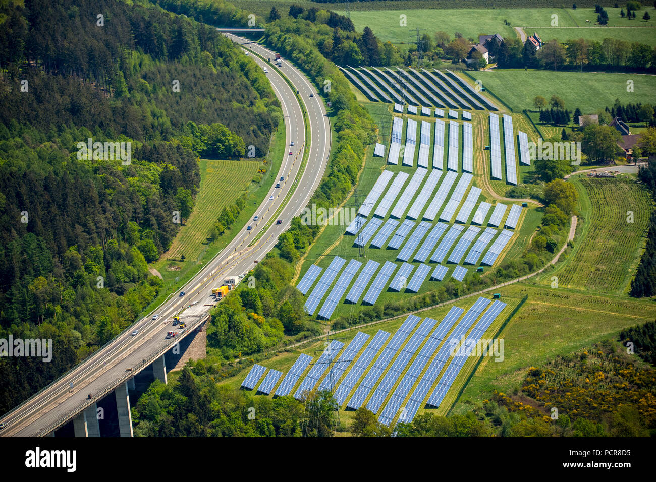Tal Brücke der A46 bei Meschede-Bockum mit Solaranlagen, Meschede, Sauerland, Nordrhein-Westfalen, Deutschland Stockfoto