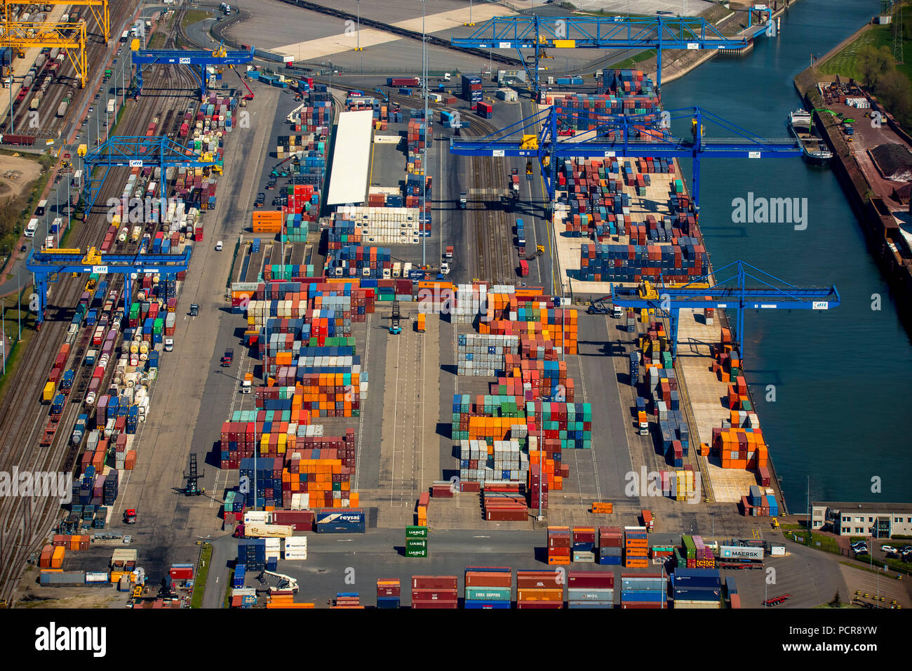 Container, Kran, Container Handling, Container Terminal Logport Duisport Logport, Duisburg, Rheinhausen, Duisburg, Ruhrgebiet, Duisburg-West, Nordrhein-Westfalen, Deutschland Stockfoto