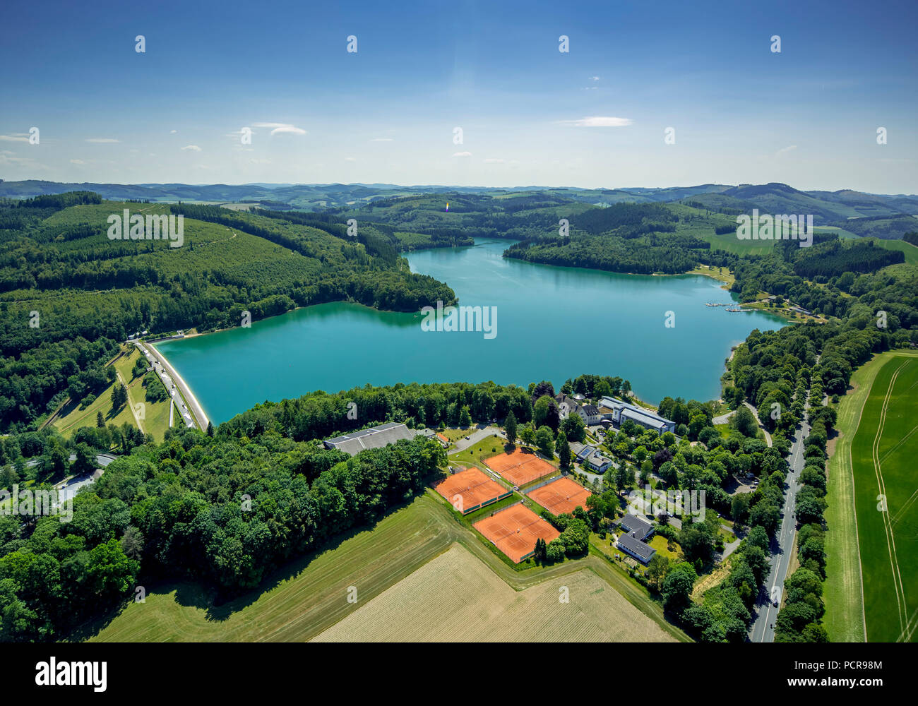 Hennesee mit Badestrand und Tennisplätze am Hennesee Hotel, künstlichen See mit Staumauer, Sauerland, Meschede, Sauerland, Nordrhein-Westfalen, Deutschland Stockfoto