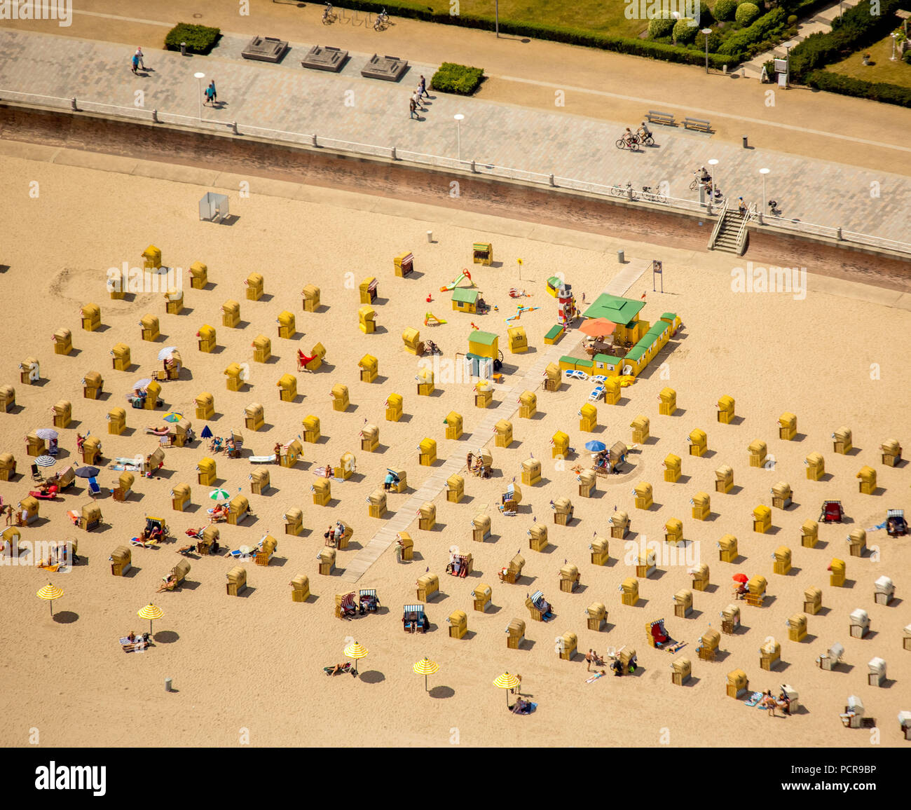 Sandstrand von Travemünde an der Ostsee, Ostsee Strand, Liegestühle am Strand, Strand, Brodtener Ufer vor dem A-ROSA Hotel, Travemünde, Lübeck, Lübecker Bucht, Hansestadt, Schleswig-Holstein, Deutschland Stockfoto