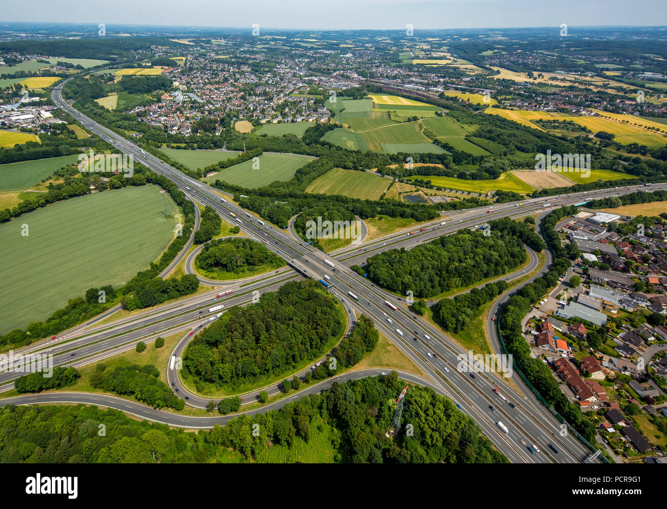 Die Autobahn A1 und die Autobahn A45 Sauerlandlinie, Kreuzung Westhofen mit Blick auf Schwerte, Schwerte, Ruhrgebiet, Nordrhein-Westfalen, Deutschland Stockfoto