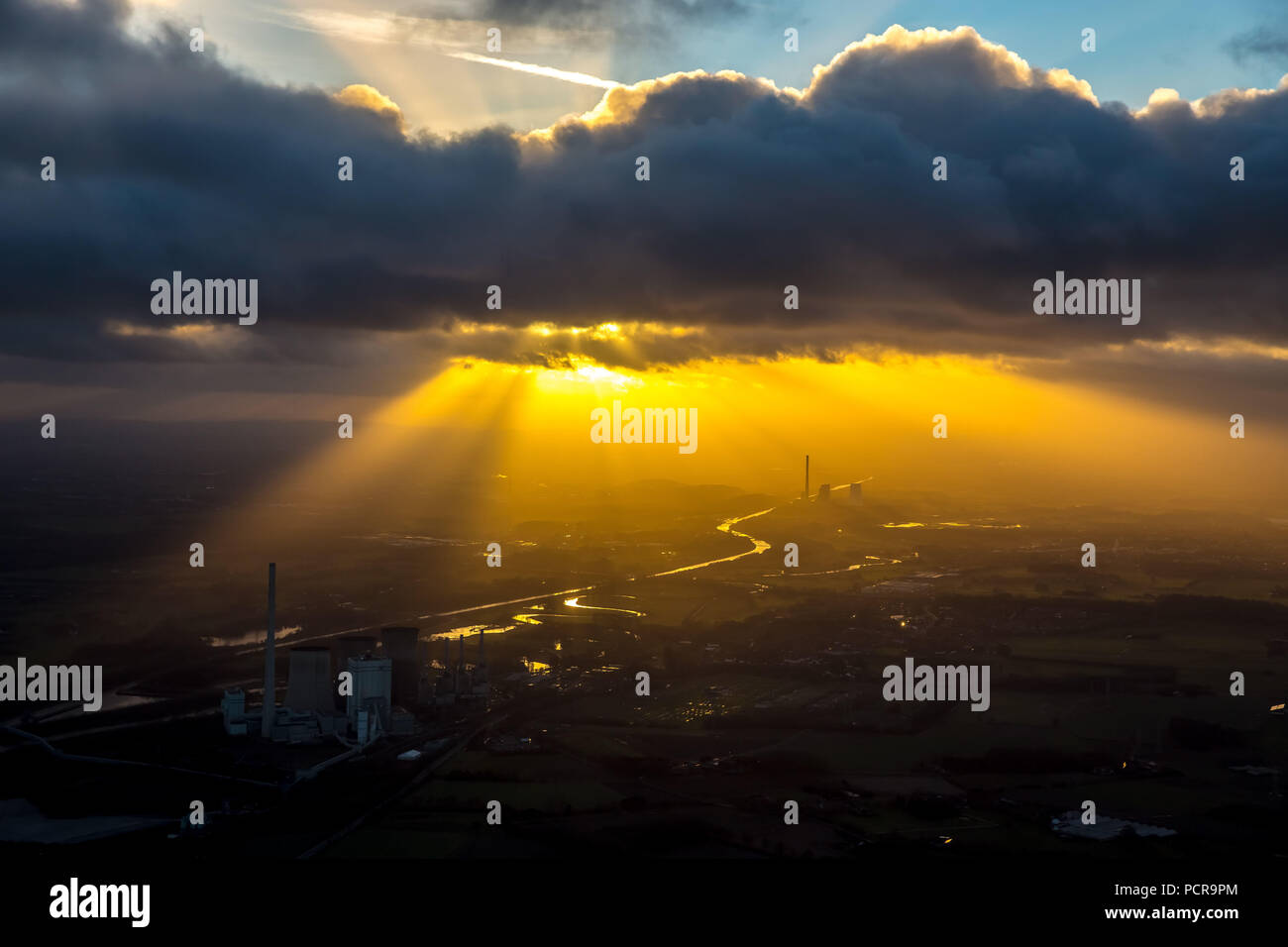 STEAG Kohlekraftwerk Bergkamen auf dem Datteln-Hamm-Kanal im Abendlicht, Smog, Dunst, Wetter, inversion Wetter, Back Light, goldenes Licht, industrielle Romantik, Sonne scheint durch Cloud Loch am Kraftwerk, Bergkamen, Ruhrgebiet, Nordrhein-Westfalen, Deutschland Stockfoto