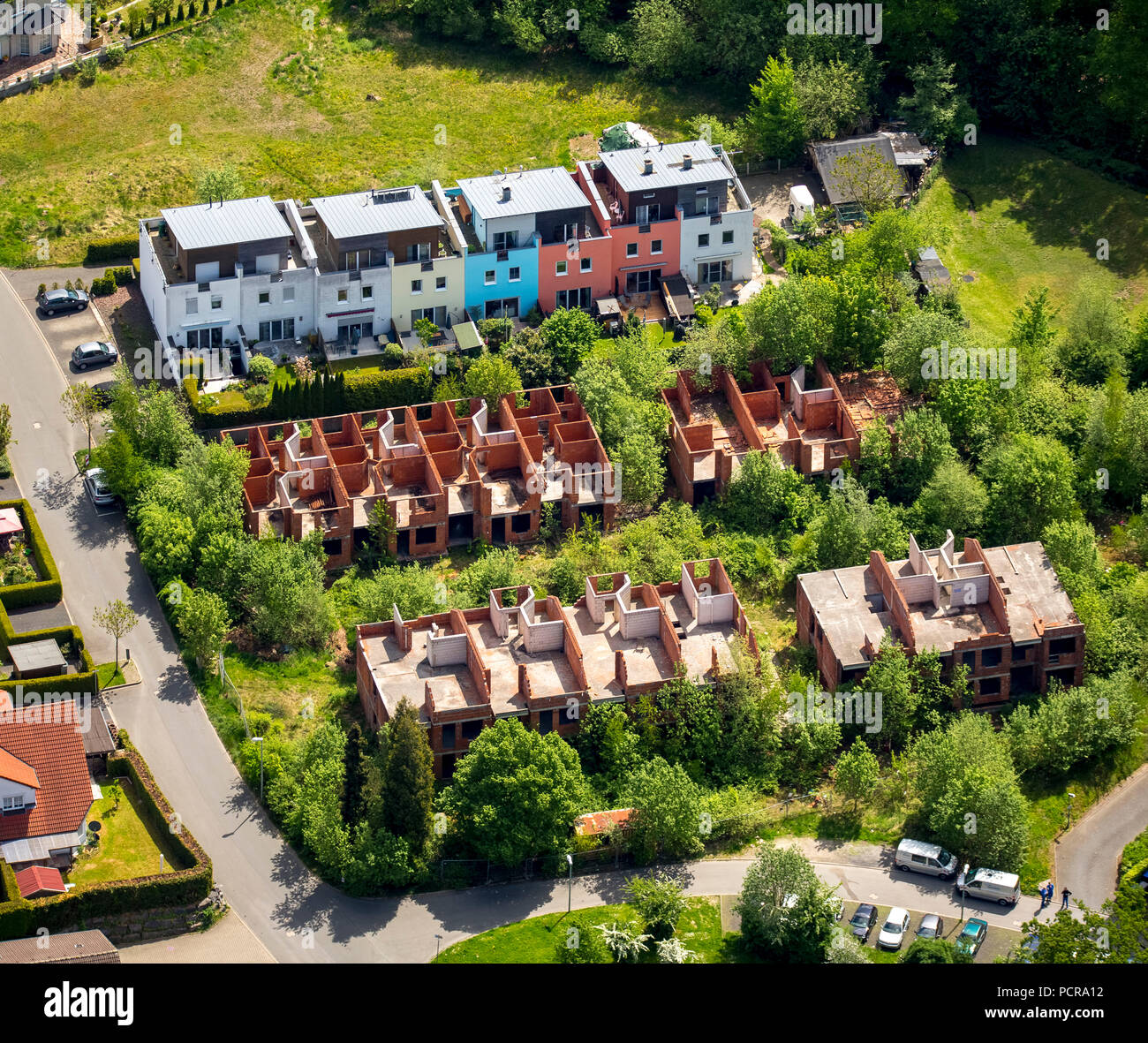 Gebäude Ruinen von Doppelhaushälften, Konkurs, bei Ernst-König-Straße, Moosfelde, Arnsberg, Sauerland, Arnsberg-Neheim, Nordrhein-Westfalen, Deutschland Stockfoto