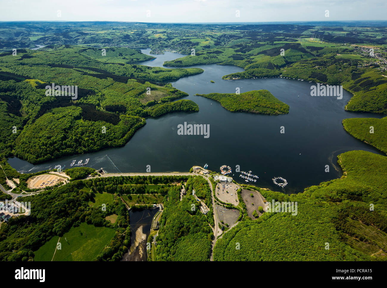 Segelboot Steg in der Nähe der Staumauer, Rurstausee, Rurtalsperre Schwammenauel zweitgrösste Stausee Deutschlands, Heimbach, Eifel, Nordrhein-Westfalen, Deutschland Stockfoto